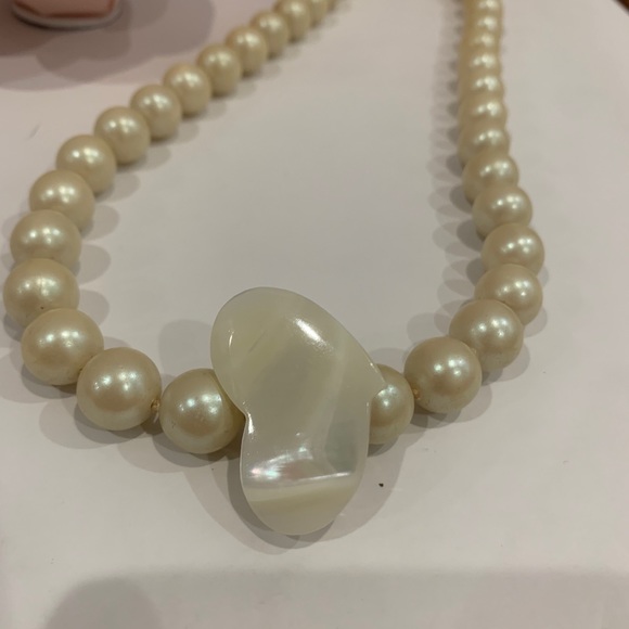 Vintage Faux pearl necklace. - Picture 5 of 9